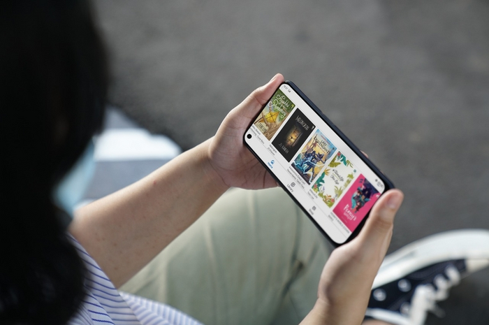 Ilustrasi pemanfaatan smartphone OPPO A92 untuk membaca buku digital
