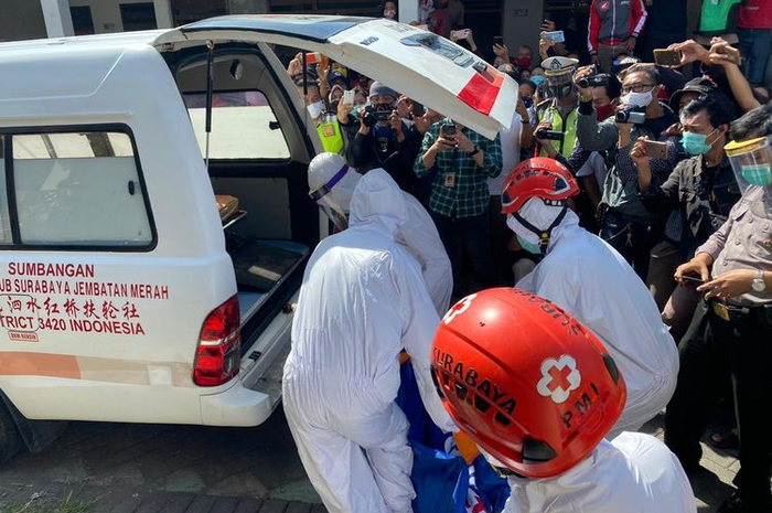 Petugas Polrestabes Surabaya dengan APD lengkap sedang mengevakuasi jenazah korban pembunuhan di Jalan Lidah Kulon 2B, Kecamatan Lakarsantri, Surabaya, Rabu (17/6/2020).