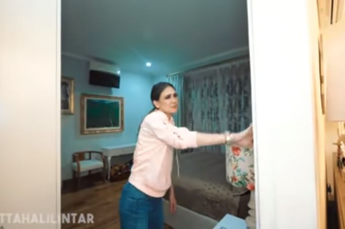 Kamar tamu di rumah Luna Maya