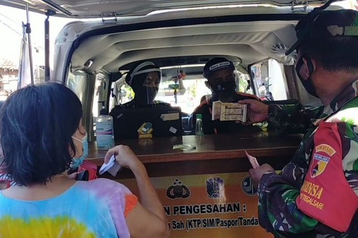 Warga membayar pajak kendaraan di samsat keliling.