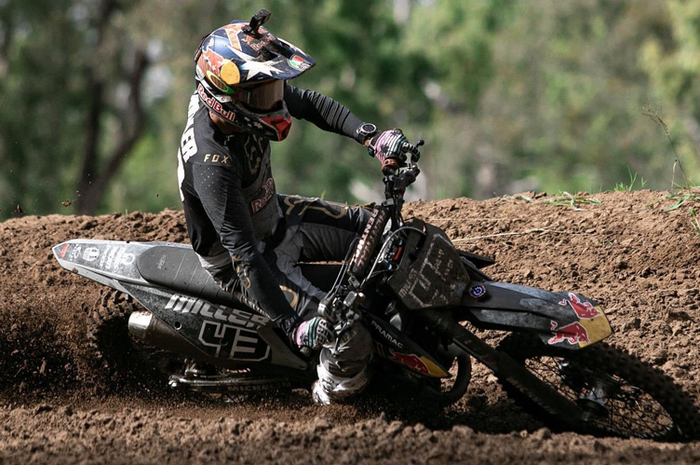 Dasar Jack Miller pembalap MotoGP, meski sering latihan ngegas motor motocross. Akhirnya kangen juga latihan ngegas motor di sirkuit aspal. Sampai terang-terangan ungkap gak sabar latihan di trek aspal