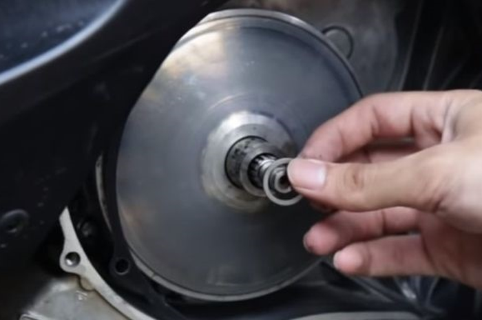 Ring washer pulley milik Yamaha Mio diselipkan di pulley depan Yamaha NMAX