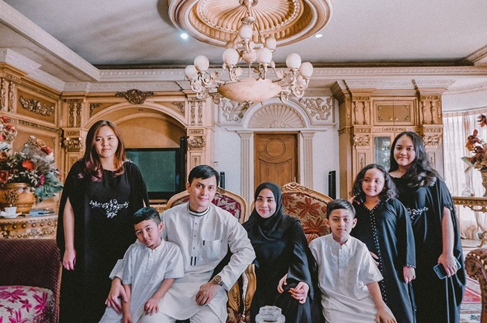 Fadel Islami bersama Muzdalifah dan kelima anak mereka
