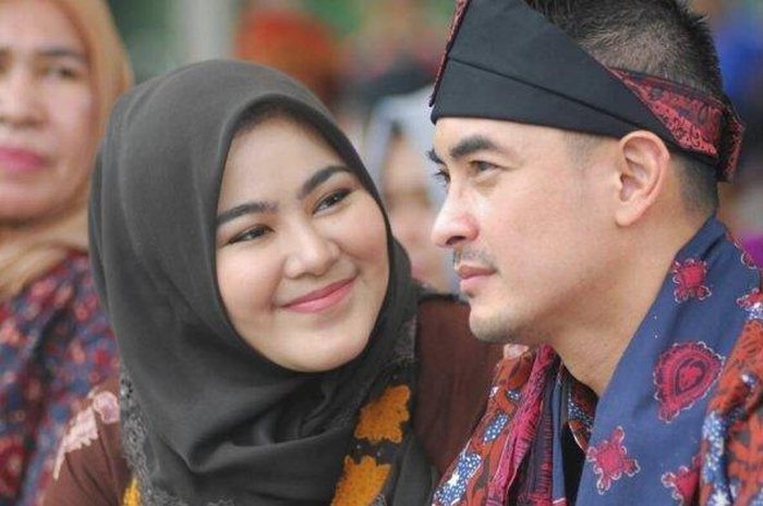 Penampilan mantan istri Zumi Zola, Sherrin Tharia, bikin syok netizen karena memutuskan lepas jilbab