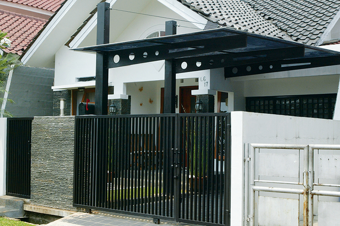 Salah satu kekuatan tampak depan rumah adalah bentuk pergola yang serasi dengan desain rumah. 
