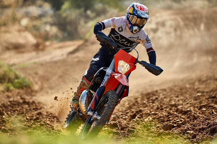 Dani Perosa, test rider KTM MotoGP, menolak motor 2-Tak punah. Terlihat asyik menunggangi motor KTM 2-Tak