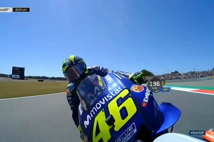 Valentino Rossi menyeruduk Jorge Lorenzo di MotoGP Belanda 2018 di sirkuit Assen di kecepatan 196 km/jam