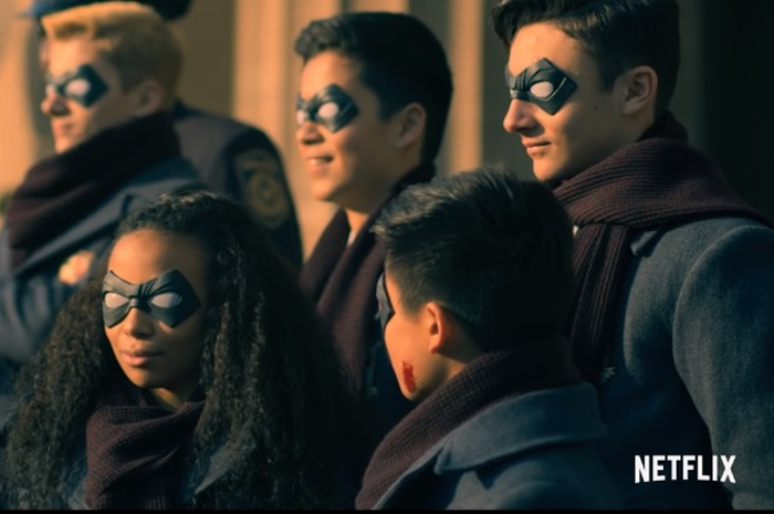 Kreator komik sekaligus vokalis My Chemical Romance, Gerard Way, pamerin poster baru Umbrella Academy menjelang perilisan musim kedua serial tersebut.