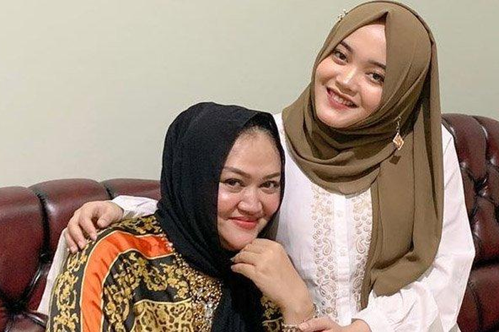 Lina Jubaedah dan Putri Delina
