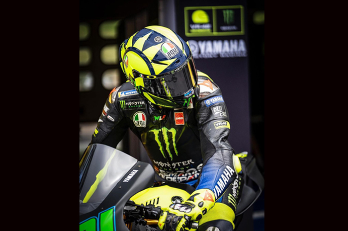 Valentino Rossi dan Franco Morbidelli belum satu tim aja udah kompak. Wajar keduanya itu guru dan murid di VR46 Riders Academy. Bahkan, Valentino Rossi gak sungkan sharing dengan Franco Morbidelli soal setting motor saat latiah motor