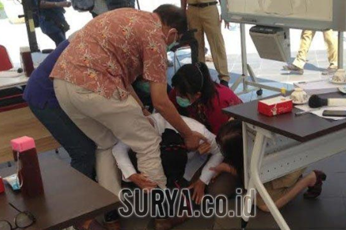 Tri Rismaharini sujud di depan seorang dokter