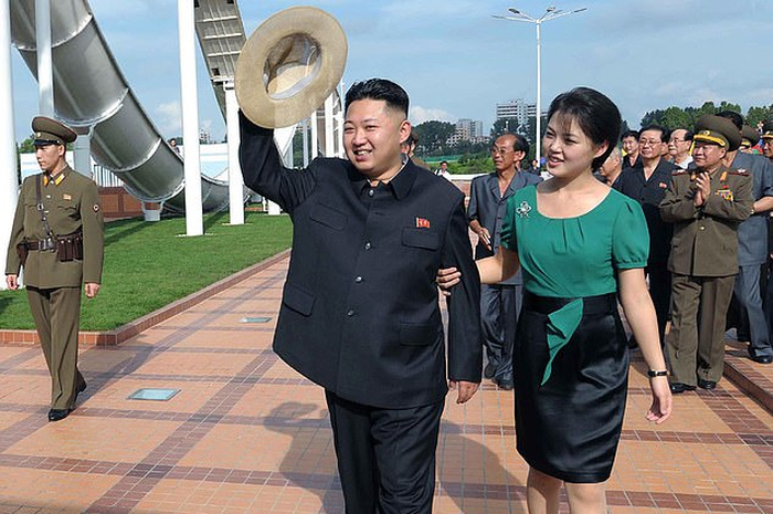 Potret terbaru Kim Jong-Un dengan istrinya Ri Sol-Ju 31 Mei lalu