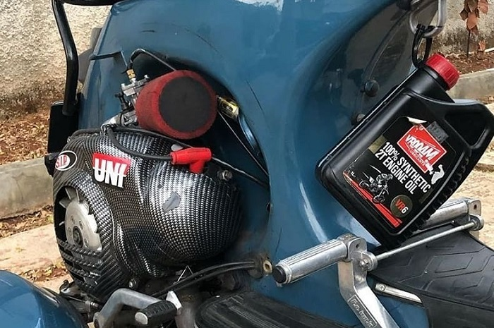Ilustrasi oli samping untuk Vespa 2-tak