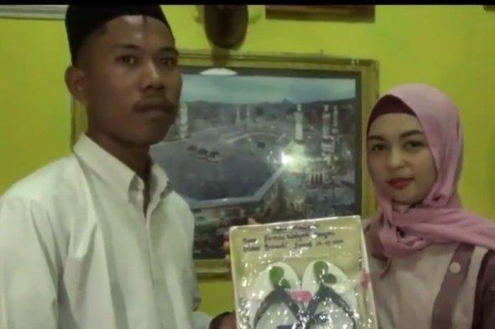 Sah! Pernikahan Viral Pria Asal Lombok Ini Nikahi Gadis Cantik dengan Mahar Sandal Jepit dan Segelas Air Putih, Sang Mempelai Wanita: Segini Aja Udah Cukup