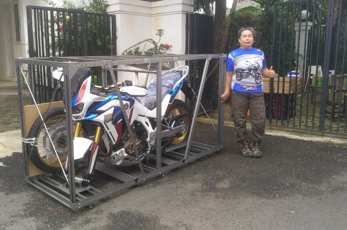 Unboxing&nbsp;Honda CRF1100L Africa Twin Adventure Sport Milik&nbsp;Lady Biker 60 Tahun,&nbsp;Baru Ada 9 unit Di Indonesia