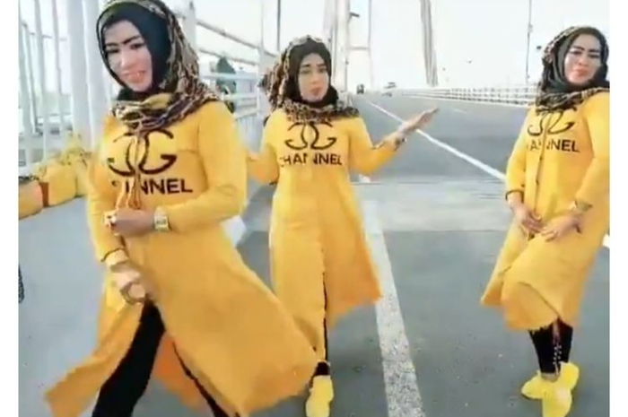 capture video tiktok 3 perempuan menari India di Jembatan Suramadu.(KOMPAS.COM/A. FAIZAL)