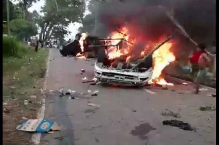 Gara-gara pembagian BLT Covid-19 ratusan warga memblokade jalan dan berujung bentrok dengan petugas keamanan di Desa Mompang Julu, Panyabungan Utara, Mandailing Natal, Senin (29/06/2020). Kejadian itu menyebabkan sedikitnya enam polisi luka-luka dan tiga kendaraan hangus dibakar massa.