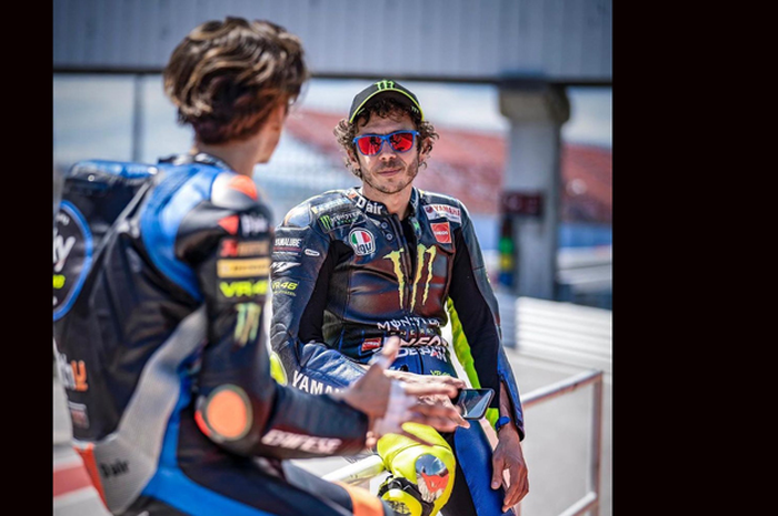 Ilustrasi. Valentino Rossi (kanan) bersama adiknya Luca Marini (kanan). Gak berasa karier Valentino Rossi di MotoGP sudah 25 tahun saja musim ini