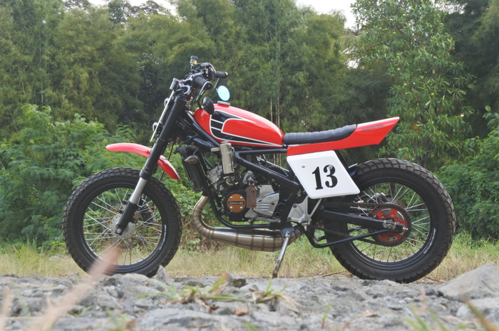 Kawasaki Ninja 150 RR kena modifikasi, jadi motor custom bergaya flat tracker!