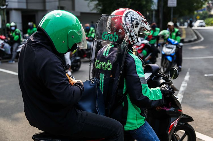 Ilustrasi driver ojek online. Driver ojol di Kota Bekasi boleh angkut penumang kembali, tapi ada syaratnya