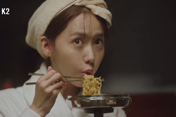 Ilustrasi makan mie - YoonA 'SNSD' drama The K2