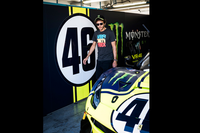 Valentino Rossi dan si Buar 4 roda julukan dari Ferrari 488 GT3 yang dikendarai saat balap ketahanan Gulf 12 Hours di Yas Marina Abu Dhabi. Jelang MotoGP 2020, Valentino Rossi malah latihan ngegas mobil balap