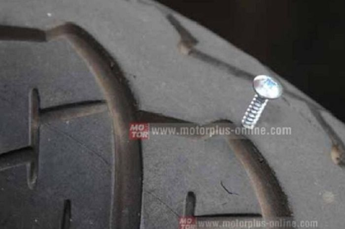 Saat darurat, ban motor bocor bisa ditambal hanya pakai paku bro
