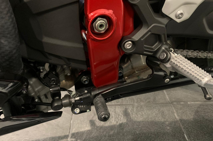 Kawasaki ZX-25R atau Ninja 250 4 silinder memiliki fitur KQS (Kawasaki Quick Shifter). Fitur Motor Balap Ini Cuma Ada di Kawasaki Ninja 250 4 Silinder Alias ZX-25R Versi ABS SE