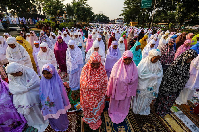 Umat muslim melaksanakan sholat Idul Adha