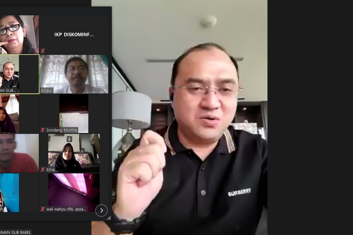 SMA Negeri 3 Pangkalpinang mengadakan pertemuan virtual melalui aplikasi zoom bersama para orang tua murid baru angkatan 2020/2021 ,dihadiri Gubernur Erzaldi,Sabtu(11/07/20).