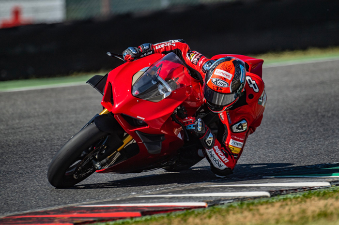 Danilo Petrucci manfaatkan pekan terakhir sebelum jadwal MotoGP 2020 latihan ngegas motor Ducati Panigale V4S di sirkuit Mugello (11/7/2020)