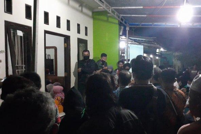 Ratusan pelayat menyesaki rumah duka almarhum Yodi Prabowo, Editor Metro TV, di bilangan Jalan Alle Raya, Rempoa, Ciputat Timur, Tangerang Selatan (Tangsel), pada Jumat malam (10/7/2020). 