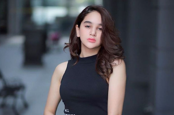 Artis cantik Hana Hanifah