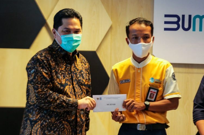 Menteri Badan Usaha Milik Negara (BUMN) Erick Thohir saat memberi apresiasi kepada Mujenih, petugas KRL yang menemukan uang Rp 500 juta, Senin (13/7/2020).