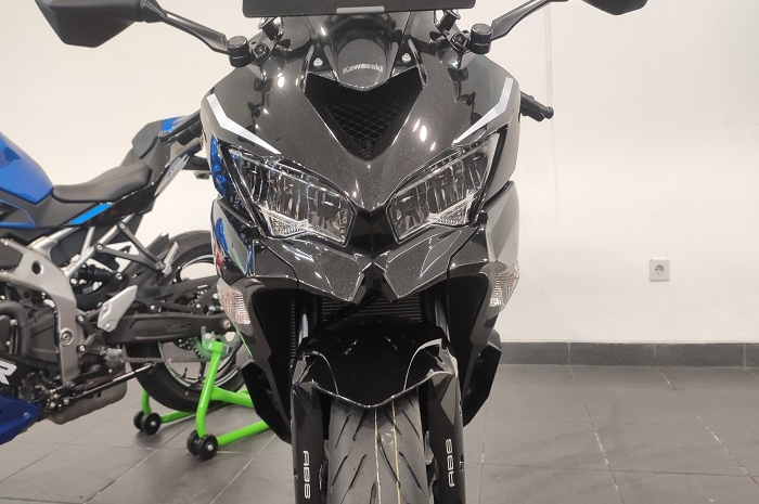 Muka Kawasaki Ninja 250 4 silinder alias Ninja ZX-25R berlubang, ternyata ada fungsinya.