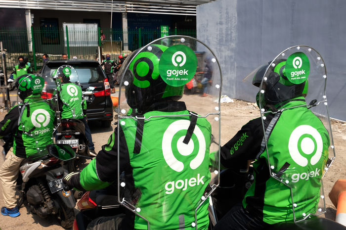 Pengemudi GoRide menggunakan sekat pelindung saat uji coba penggunaan sekat pelindung pada armada Gojek di Jakarta, Rabu 10 Juni 2020. Pada layanan roda dua GoRide yang kembali beroperasi di DKI Jakarta pada masa PSBB Transisi, mulai minggu ini Gojek melakukan uji coba penggunaan sekat pelindung yan