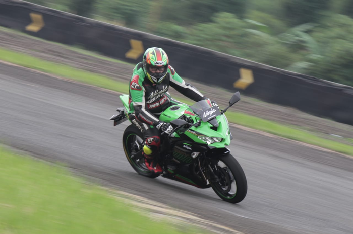 Test ride Kawasaki Ninja ZX-25R