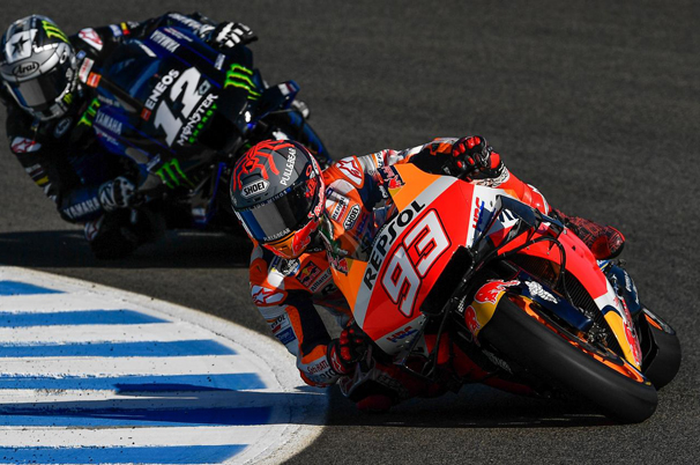 Maverick Vinales (belakang) berhasil menjadi tercepat di tes pramusim MotoGP Jerez 2020 mengalahkan waktu Marc Marquez (Repsol Honda Team) dan Fabio Quartararo (Petronas Yamaha SRT)