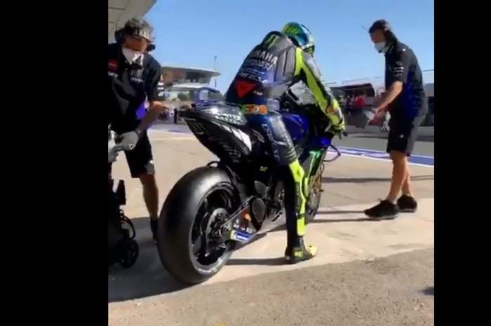 Valentino Rossi sudah ngegas motor MotoGP Yamaha YZR-M1 di sirkuit Jerez, (15/7/2020). Ketangkap kamera video saat mau naik motor dengan semua ritualnya 