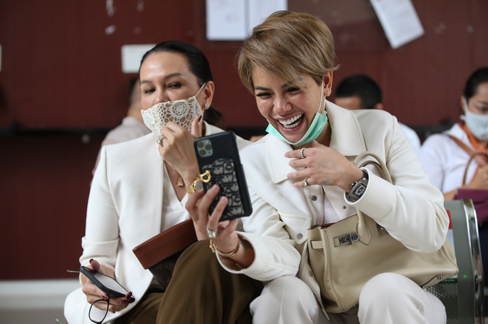 Artis Nikita Mirzani menggunakan barang mewah saat menjalani sidang putusan atas dugaan kasus penganiayaan kepada mantan suaminya Dipo Latief di Pengadilan Negeri Jakarta Selatan, Rabu (15/7/2020). Barang mewah itu antara lain tas Hermes Birkin 35 Bag Beton Clemence Palladium Hardware, jam tangan da