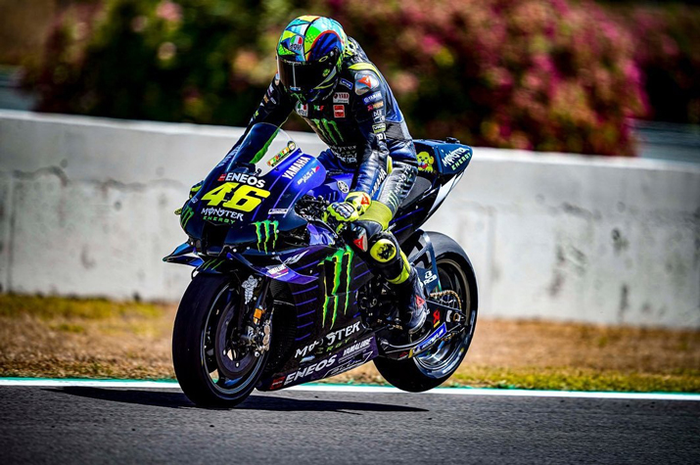 Valentino Rossi bantah sudah teken kontrak dengan Petronas Yamaha musim depan. Anehnya bilang lagi 99% gabung dengan Petronas Yamaha