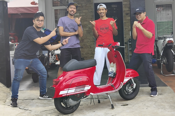 M. Fadli bersama Vespa PTS dan kru Motorplus-online dan OtoRace.id
