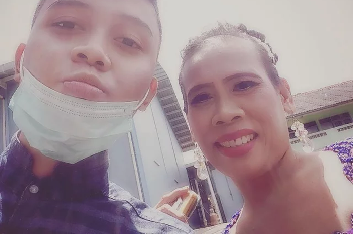 Omas Wati memiliki anak yang bernama Dio Ambiya.