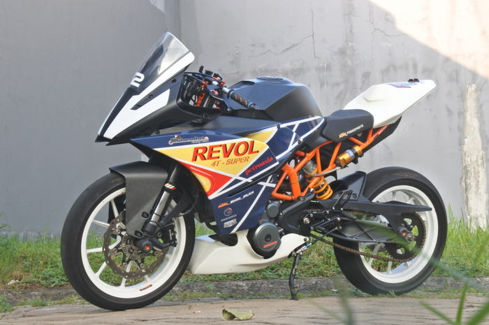 Habis segini, merombak KTM RC250 biar jadi motor khusus track day garapan Monkeywork Garage.