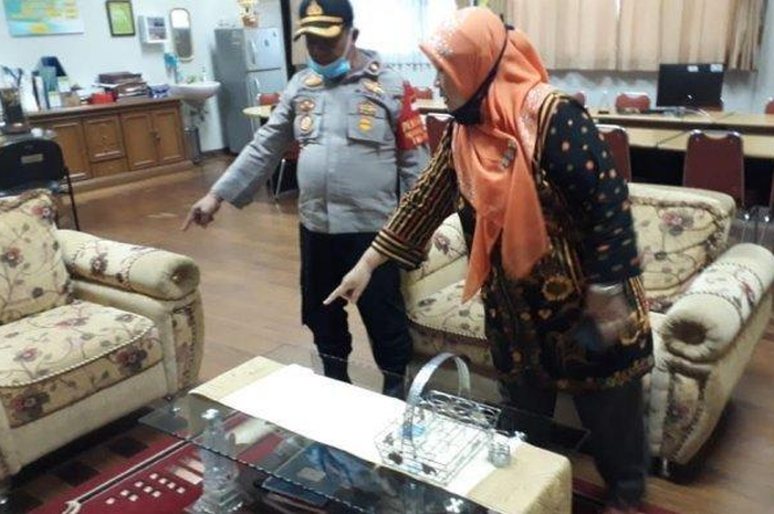 Kapolsek Pamulang saat memeriksa ruang Kepala SMA N 3 Tangerang Selatan