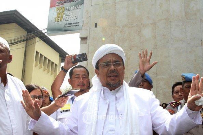 Imam Besar FPI Habib Rizieq Shihab saat tiba untuk menjalani pemeriksaan di Polda Metro Jaya, Jakarta, Rabu (1/2/2017).