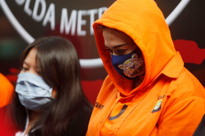 Artis cantik Catherine Wilson yang ditangkap polisi lantaran memiliki narkoba.