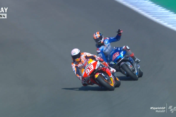 Memanas, pembalap tim Repsol Honda, Marc Marquez membuat jengkel pembalap Suzuki Ecstar, Alex Rins yang membuat gagal melangkah ke Q2.