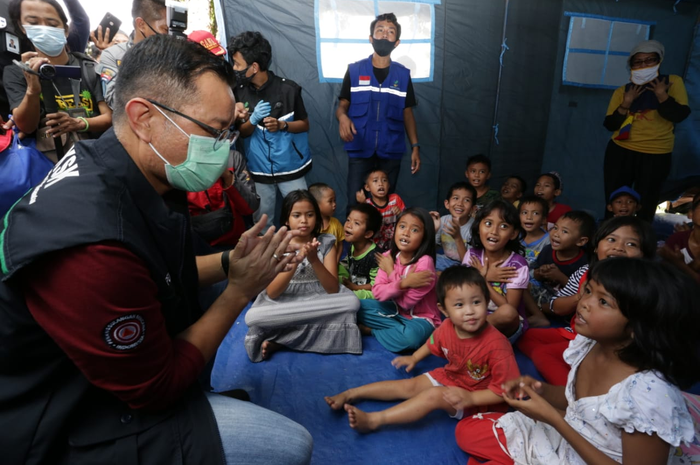 Menteri Sosial Juliari P. Batubara saat mengunjungi pengungsi banjir bandang Masamba, Luwu Utara