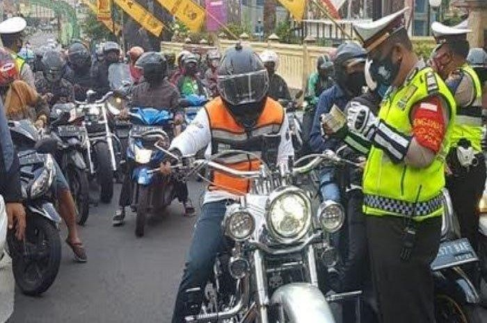 Razia polisi memeriksa motor Harley-Davidson dalam Operasi Simpatik 2020
